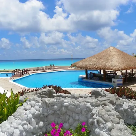 Cancun Beach Aparthotel Brisas-3