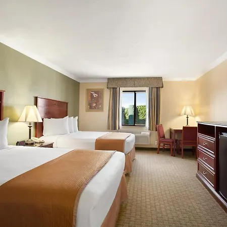 Howard Johnson By Wyndham Reseda Hotel & Suites-2