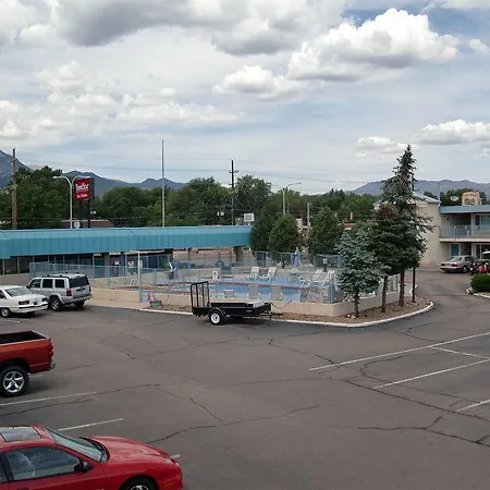 Travelstar Inn & Suites-3