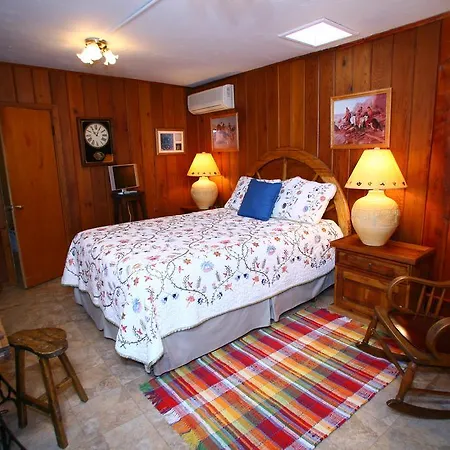 Sam Hughes Inn B&B-2