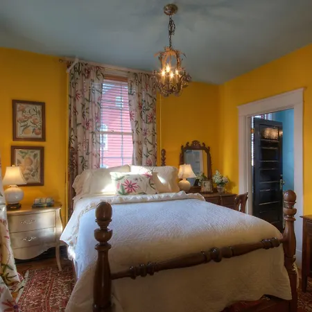 Inn At Court Square-2