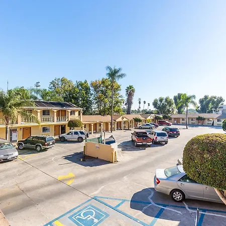 Colonial Pool & Spa Motel-3