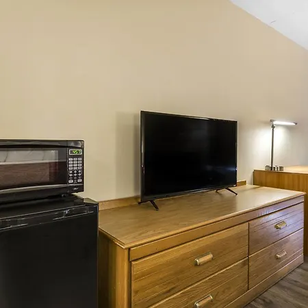 Econo Lodge Inn & Suites Branson Shepherd Of The Hills Expy-3