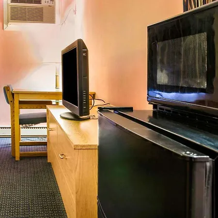 Econo Lodge Battle Creek-2