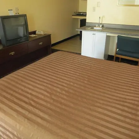 Travelodge By Wyndham Dodge City-3