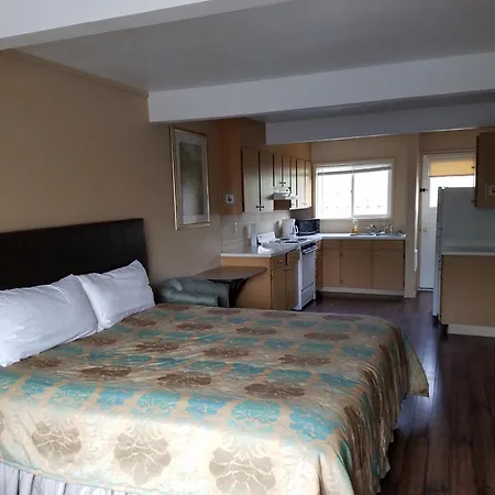 Townhouse Inn & Suites-2