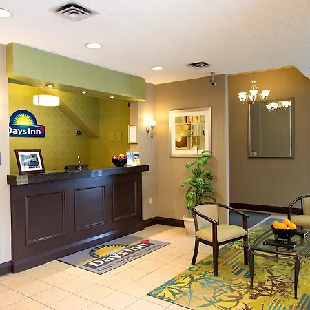 Days Inn By Wyndham Toronto East Beaches-2