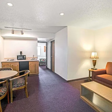 Super 8 By Wyndham Aberdeen West-2