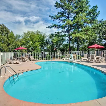 Travelodge By Wyndham Fayetteville-3
