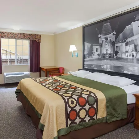 Super 8 By Wyndham Los Angeles Downtown-3