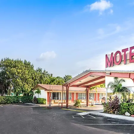 Econo Lodge Inn & Suites-3