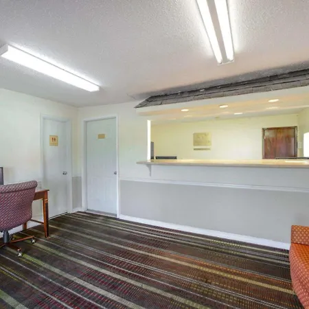 Econo Lodge Inn & Suites Carbondale-3
