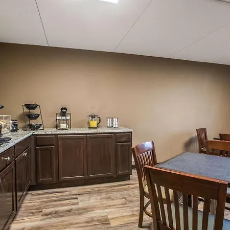 Econo Lodge-3