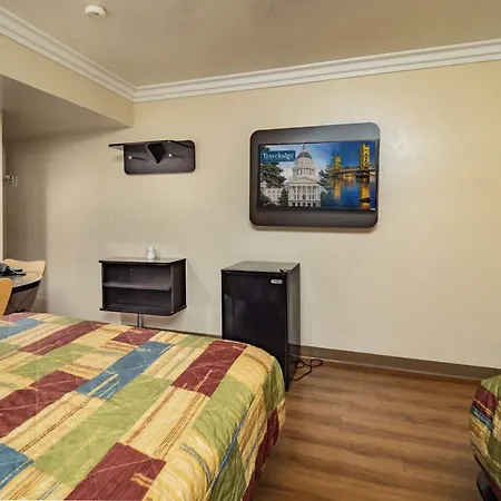 Travelodge By Wyndham Sacramento Convention Center-3