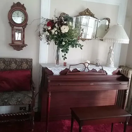 Hanover House Bed And Breakfast-3
