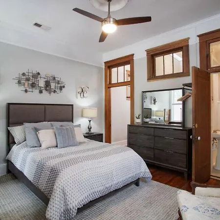 101 E Waldburg - Cozy Cottage Just Off Of Forsyth Park-3