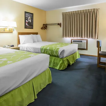 Econo Lodge Inn & Suites Dubuque-2