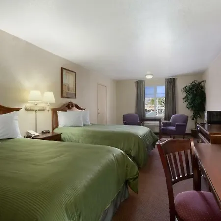 Travelodge By Wyndham Orange County Airport/ Costa Mesa-2