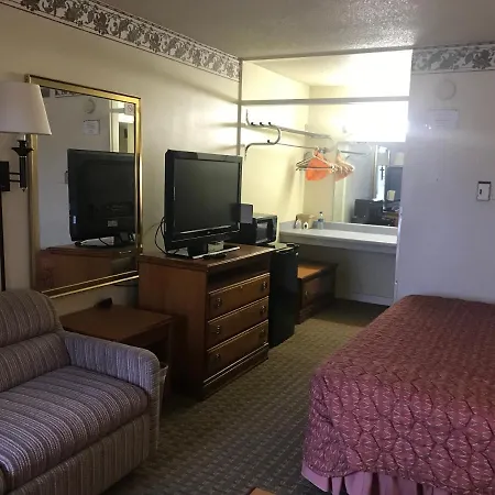Tyler Inn & Suites-3