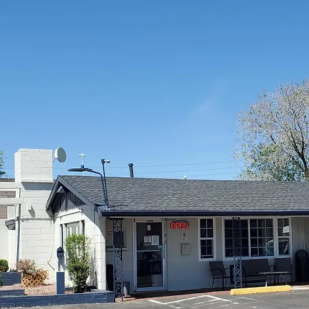 Pinecrest Inn & Suites-2