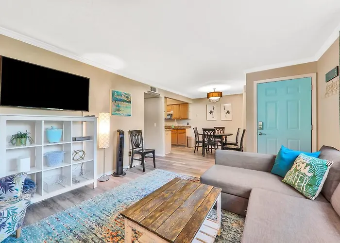Colorful Condo W/Shared Pool, Free Wifi, Central A/C - Blocks From The Beach