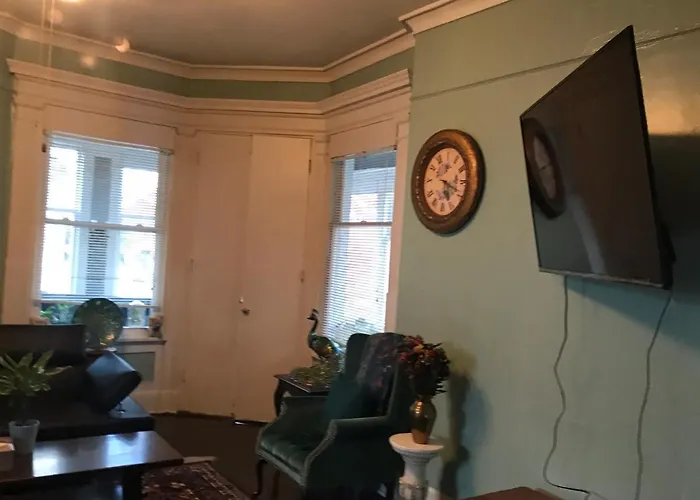 5 Star Victorian Mansion-Downtown No Locals