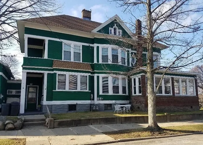 5 Star Victorian Mansion-Downtown No Locals