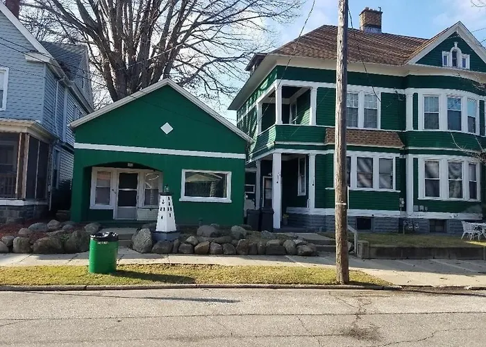 5 Star Victorian Mansion-Downtown No Locals