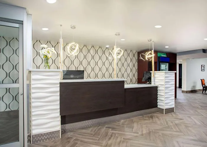 Wingate By Wyndham Bloomington Hotel