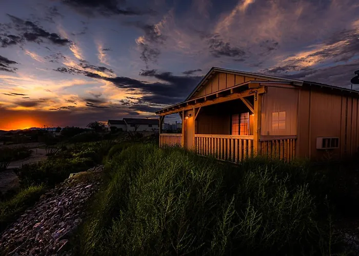 -Pet Friendly- Miners Cabin #5 -Two Double Beds - Private Balcony