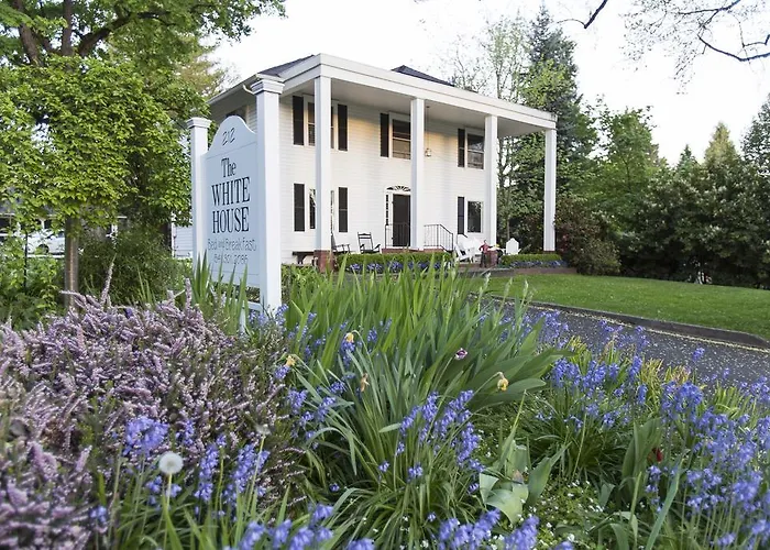 The White House Bed And Breakfast Medford