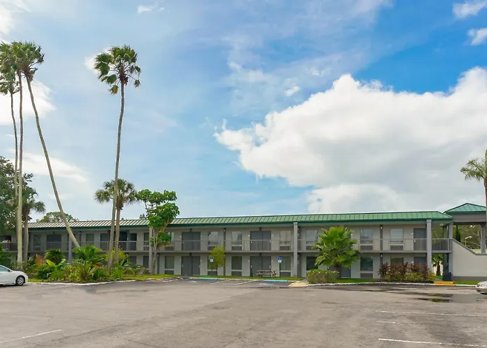 Heated Pool, Huge Tv, Waterfront Tiki Bar & Grill, Close To Beaches South Bradenton