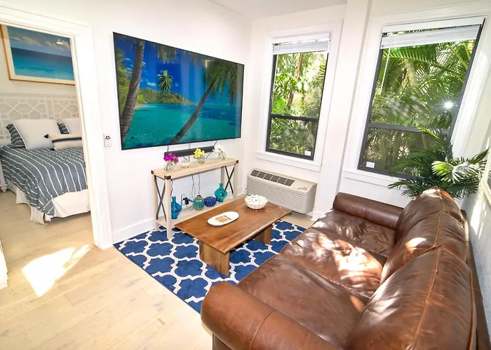Palm Beach Paradise Walk To Beach Pool Wifi 86" Tv Wifi