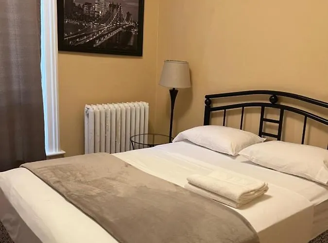Adas Guesthouse Toronto