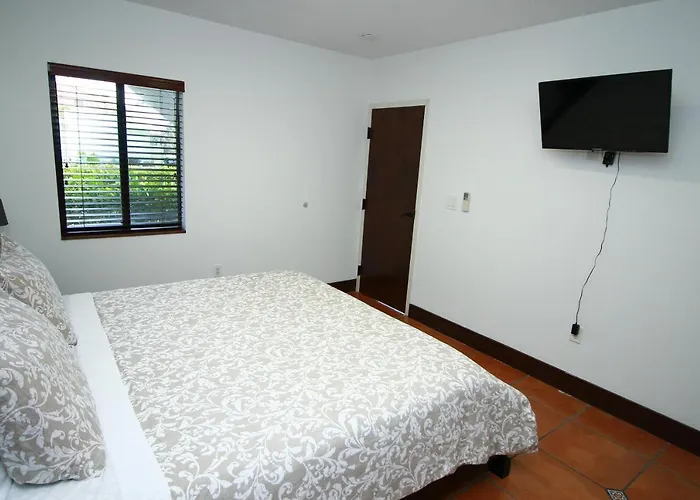 Makani Beach House 333 Hollywood