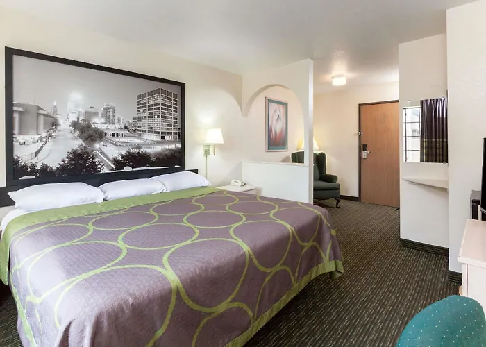 Super 8 By Wyndham Tulsa/Downtown/East