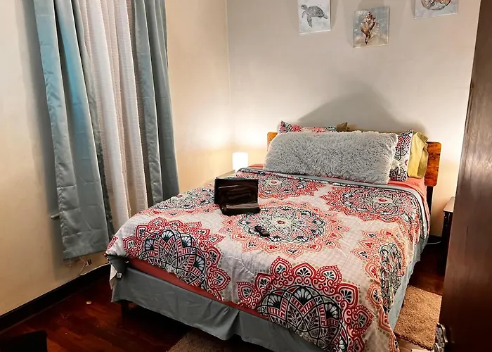 Clean, Spacious, Inexpensive Queen Br Hotel Chicago