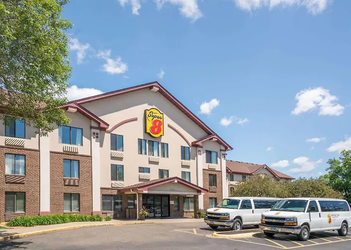 Super 8 By Wyndham Bloomington/Airport Hotel