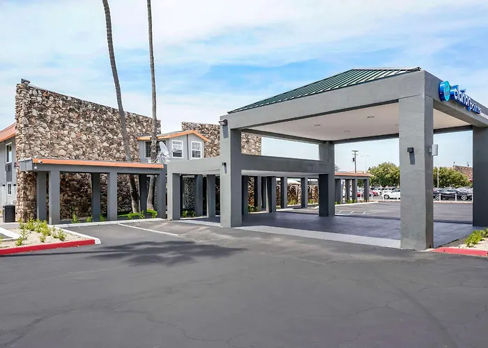 Clarion Pointe Fresno Near Yosemite Hotel