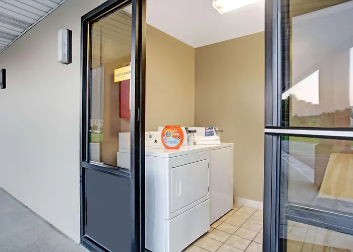 Super 8 By Wyndham Knoxville East