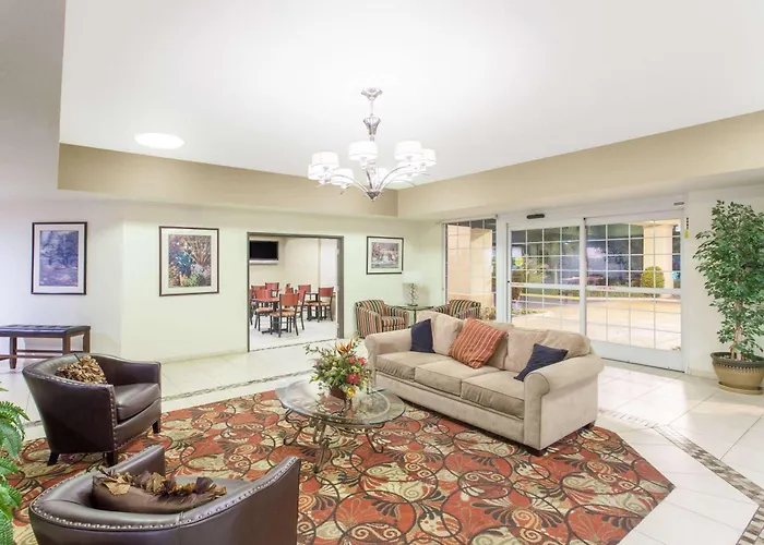 Ramada By Wyndham Fresno Northwest Hotel