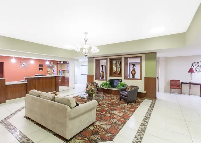 Ramada By Wyndham Fresno Northwest Hotel