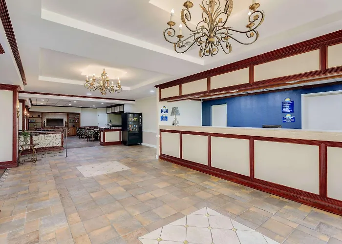 Days Inn By Wyndham Montgomery Near Aum