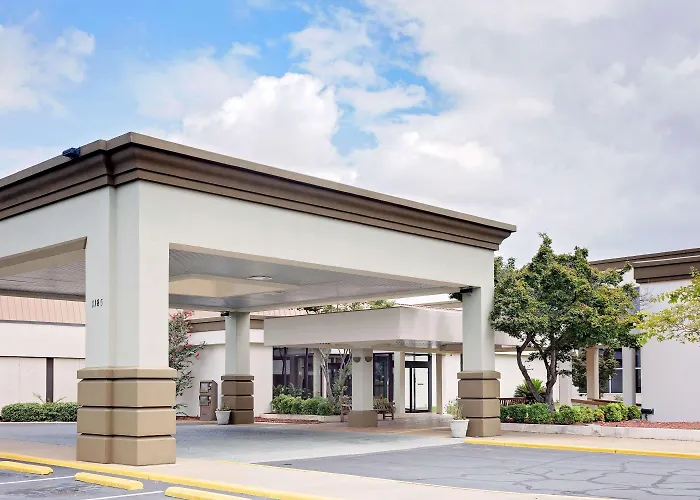 Days Inn By Wyndham Montgomery Near Aum