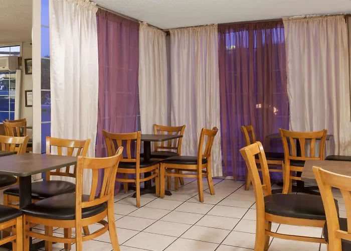 Howard Johnson By Wyndham Bakersfield