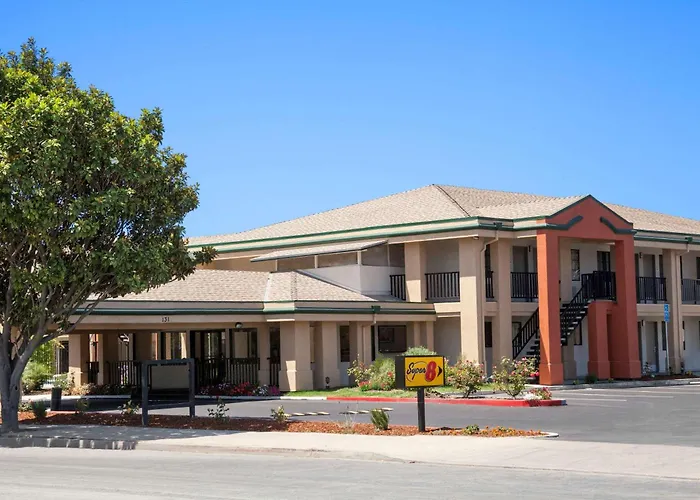 Super 8 By Wyndham Salinas Motel