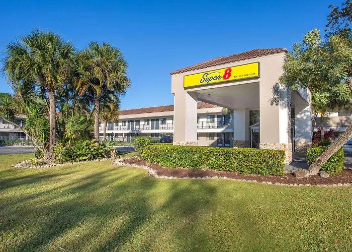 Super 8 By Wyndham Naples Hotel Golden Gate