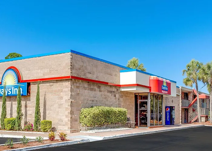 Days Inn By Wyndham Bradenton - Near The Gulf