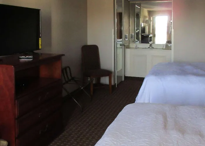 Econo Lodge Inn & Suites Manchester North
