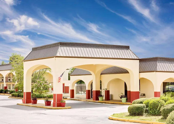 Days Inn & Suites By Wyndham Starkville